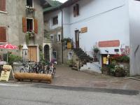 un groupe de vélos garés devant un bâtiment dans l'établissement Antica Osteria Pace, à Moerna