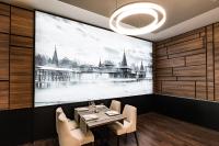 ヘーヴィーズにあるBonvital Hotel Hévíz Superior Adults Onlyのダイニングルーム(壁に白黒の絵画付)