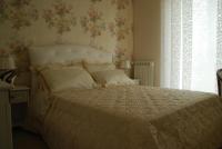 A bed or beds in a room at Daphnae House