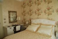 A bed or beds in a room at Daphnae House