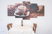 Příslušenství pro přípravu čaje a kávy v ubytování Apartments San Jozef