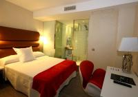 Postel nebo postele na pokoji v ubytování Evenia Alcalá Boutique Hotel