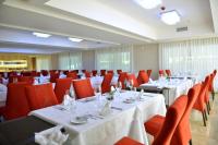 einen Bankettsaal mit weißen Tischen und roten Stühlen in der Unterkunft Falls Iguazú Hotel & Spa in Puerto Iguazú