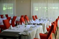 ein Zimmer mit Tischen und Stühlen mit Weingläsern in der Unterkunft Falls Iguazú Hotel & Spa in Puerto Iguazú