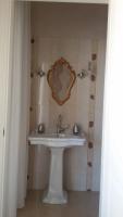 A bathroom at Daphnae House