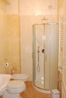 A bathroom at Daphnae House