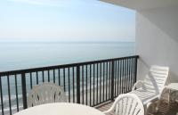 ein Balkon mit Tisch und Stühlen und dem Meer in der Unterkunft Club Regency at Regency Towers in Myrtle Beach