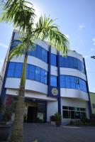 una palmera delante de un edificio en Hotel Sul Real, en Ji-Paraná