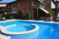 Bazén v ubytovaní Villa Maria Apartments alebo v jeho blízkosti