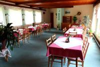 Reštaurácia alebo iné gastronomické zariadenie v ubytovaní Pension & Ferienwohnung Sonnleiten