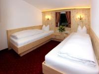 Łóżko lub łóżka w pokoju w obiekcie Hotel Similaun