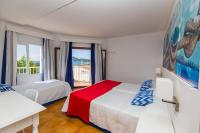Łóżko lub łóżka w pokoju w obiekcie Hostal Cala Ratjada