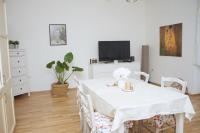 Televízia a/alebo spoločenská miestnosť v ubytovaní Apartman Allegria