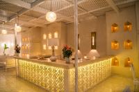 un hall d'entrée avec un comptoir éclairé par des lumières dans l'établissement Riad Palais Blanc & Spa, à Marrakech