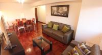 una sala de estar con un sofá y una mesa en Departamento Lima, en Lima