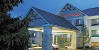 Un hotel con un cartel en la entrada. en Wildwood Lodge, en Pewaukee