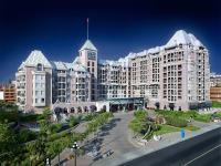 Un gran edificio con una torre de reloj en la parte superior. en Hotel Grand Pacific, en Victoria