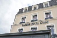 a hotel die la care sign on the side of a building at Hôtel de la Gare - Restaurant Bistro Quai in La Roche-sur-Yon