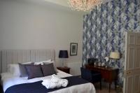 ein Schlafzimmer mit einem Bett und einem Handtuch darauf in der Unterkunft Plas Nanteos Mansion in Aberystwyth