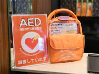 アパホテル〈銀座 新富町駅前北〉に飾ってある許可証、賞状、看板またはその他の書類