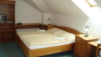 Łóżko lub łóżka w pokoju w obiekcie Hotel Krakonoš