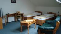 Łóżko lub łóżka w pokoju w obiekcie Hotel Krakonoš