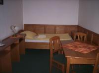 Łóżko lub łóżka w pokoju w obiekcie Hotel Krakonoš