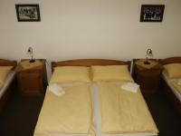 Łóżko lub łóżka w pokoju w obiekcie Hotel Krakonoš