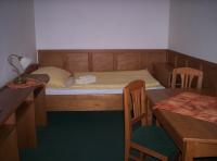 Łóżko lub łóżka w pokoju w obiekcie Hotel Krakonoš