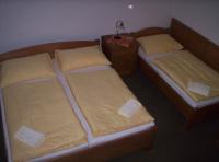 Łóżko lub łóżka w pokoju w obiekcie Hotel Krakonoš