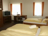Łóżko lub łóżka w pokoju w obiekcie Hotel Krakonoš