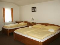 Łóżko lub łóżka w pokoju w obiekcie Hotel Krakonoš