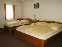 Łóżko lub łóżka w pokoju w obiekcie Hotel Krakonoš