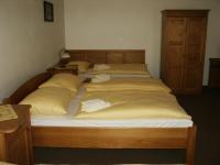 Łóżko lub łóżka w pokoju w obiekcie Hotel Krakonoš