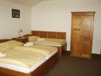 Łóżko lub łóżka w pokoju w obiekcie Hotel Krakonoš