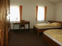 Łóżko lub łóżka w pokoju w obiekcie Hotel Krakonoš