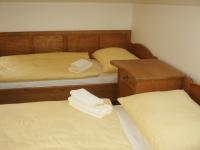 Łóżko lub łóżka w pokoju w obiekcie Hotel Krakonoš