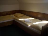 Łóżko lub łóżka w pokoju w obiekcie Hotel Krakonoš
