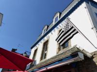 an american flag on the side of a building at Hotel Le Marin in Auray