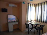 TV a/nebo společenská místnost v ubytování Villa Mari Guest Rooms