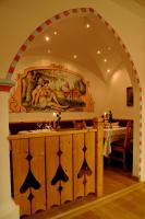 łuk z barem w restauracji ze stołem w obiekcie Hotel Valacia w mieście Pozza di Fassa