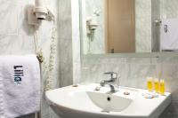 Kúpeľňa v ubytovaní Lilia Hotel