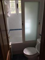A bathroom at Os Arroxos