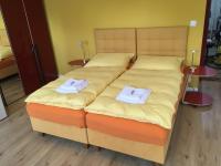 A bed or beds in a room at Alte Post Greifenstein
