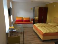 A bed or beds in a room at Alte Post Greifenstein
