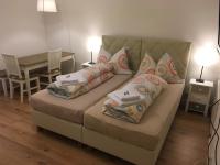 A bed or beds in a room at Alte Post Greifenstein