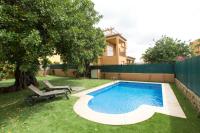 Villas Altos De Marbellaの敷地内または近くにあるプール