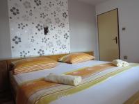 Posteľ alebo postele v izbe v ubytovaní Terrace apartment Beba - Pag