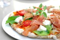 米克诺斯城米科诺斯埃琳娜酒店的桌上盘子上的小比萨饼