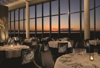 um restaurante com mesas e cadeiras com vista para o oceano em Grand Traverse Resort and Spa em Traverse City